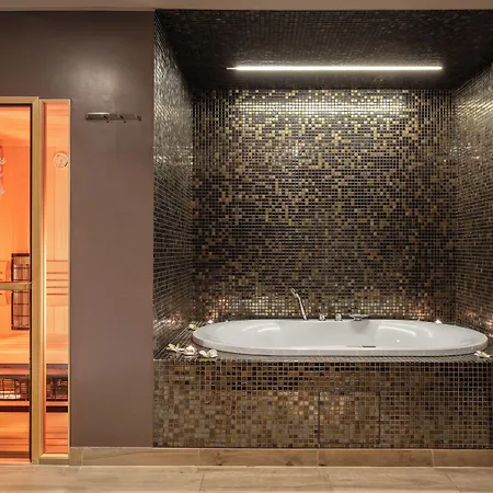 מלון Eurostars Uhotel 4*